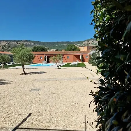 Bisus De Jara מלון