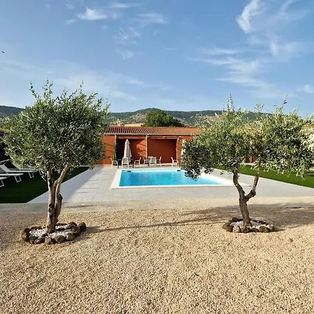 Hotel Bisus De Jara *